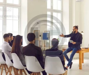 Treinamento de equipe no ambiente industrial, com foco na qualificação e segurança no trabalho.