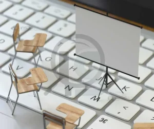 Treinamento de Solda 4 Miniatura de sala de treinamento sobre um teclado, simbolizando aprendizado online.
