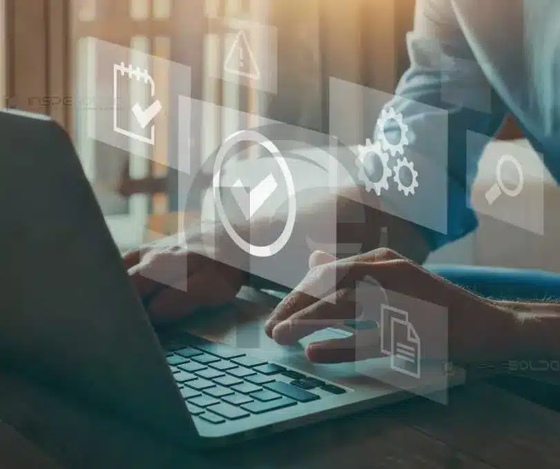 Consultoria para evitar falhas críticas na soldagem 2 Profissional analisando dados em um tablet, representando consultoria especializada para evitar falhas críticas em processos de soldagem.