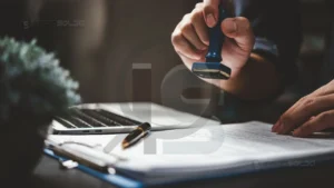 Profissional assinando certificado, simbolizando a importância da qualificação para o crescimento na carreira.