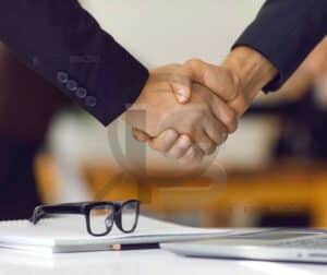 Certificação de soldagem para reduzir custos 5 Aberto de mãos simbolizando a escolha de um parceiro confiável para negócios.