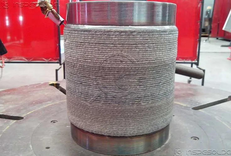 Conclusão de weld overlay com TIG Hot Wire, evidenciando a precisão no revestimento de cilindros metálicos.