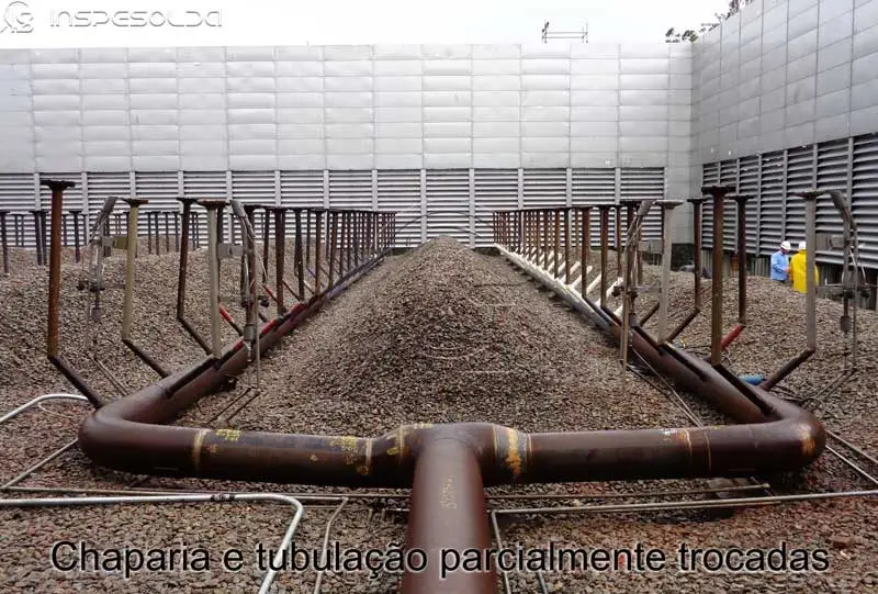 Detalhes de tubos e chapas metálicas no suporte técnico de soldagem para manutenção petroquímica.