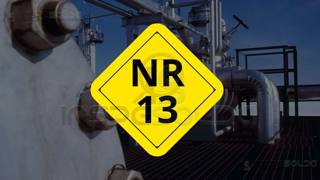 home-engenharia-de-soldagem-laudo-de-inspecao-nr-13 Ambiente industrial com tubulações e símbolo amarelo "NR 13", indicando normas de segurança.