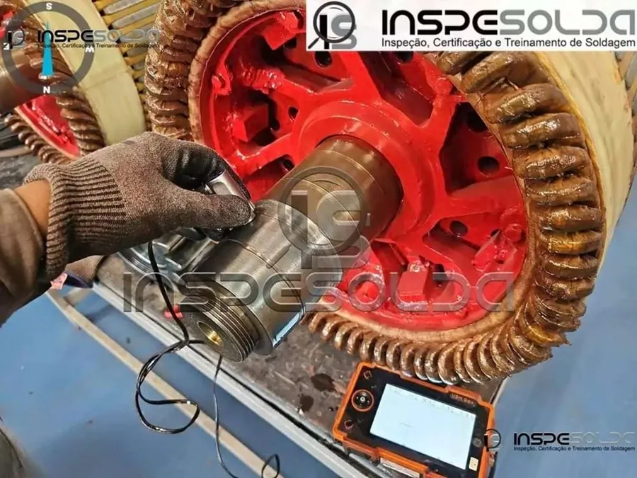 home-inspecao-por-ultrassom-industrial-de-eixo Inspeção por ultrassom industrial sendo feita em eixo com equipamento especializado da InspeSolda.