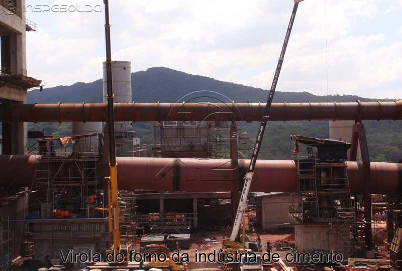 home-suporte-tecnico-para-recuperacao-por-soldagem-de-virola-de-forno Vista de virola de forno rotativo em indústria de cimento, com guindastes de suporte técnico.
