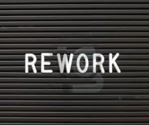 Melhorias Operacionais Em Soldagem 3 Imagem com a palavra "Rework" destacada, simbolizando retrabalho na produção e a importância da identificação de gargalos.