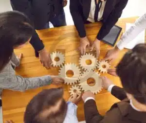 Certificado de Soldador 4 Equipe unida em uma mesa, simbolizando colaboração e impacto positivo no sucesso do projeto.