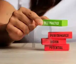 Blocos coloridos com as palavras "Prática", "Processo" e "Performance", simbolizando boas práticas na escolha de fornecedores.