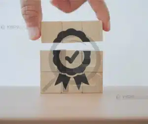 Pessoa segurando uma placa com um símbolo de verificação, representando conformidade com normas e certificações de inspeção de soldagem.