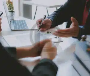 Consultoria para evitar falhas críticas na soldagem 3 Consultor técnico analisando um projeto de soldagem em equipe, destacando a importância da prevenção de falhas críticas.