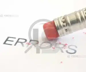 Treinamento De Soldagem Para Reduzir A Rotatividade 4 Borracha apagando a palavra "erros", simbolizando a correção de falhas na correção.