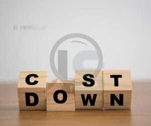 Problemas Técnicos de Soldagem 4 Blocos de madeira formando a frase "Cost Down", representando redução de custos.