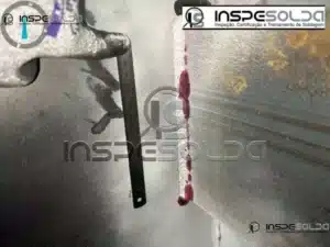 EN 13480 6 Inspeção de solda com líquido penetrante para identificar descontinuidades em juntas soldadas.