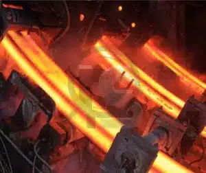 Imagem de metal incandescente sendo resfriado, representando o processo de resfriamento na soldagem.