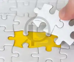 Consultoria para evitar falhas críticas na soldagem 5 Mão encaixando a peça final de um quebra-cabeça, simbolizando a superação de desafios e a conquista de resultados concretos.