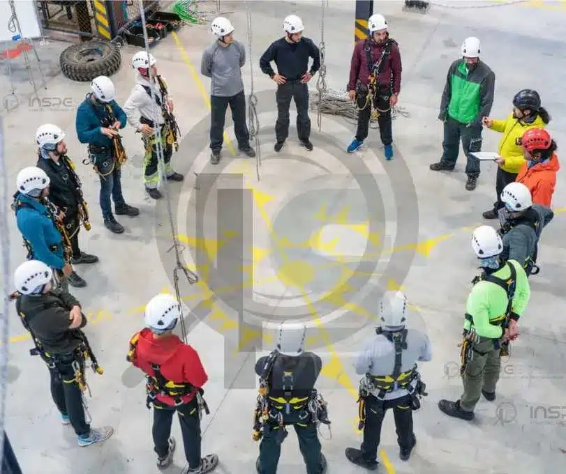 Grupo de trabalhadores reunidos em círculo, simbolizando a importância do treinamento de segurança para soldadores.