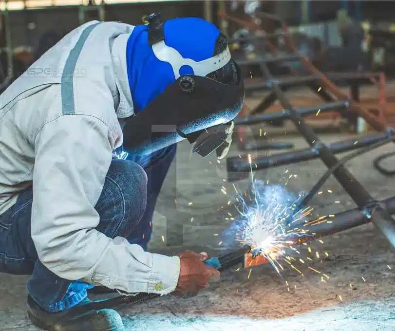 Soldado em treinamento prático para aprimoramento técnico e segurança.