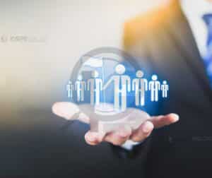 Melhorias Operacionais Em Soldagem 5 Imagem representando gestão de equipe com ícones digitais e uma mão simbolizando liderança e treinamento.