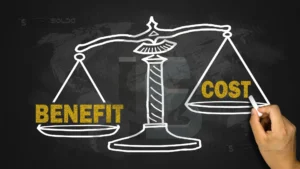 Balança desenhada em um quadro-negro com as palavras “Benefício” e “Custo”, simbolizando a análise de custo-benefício na escolha de consultorias em análise de falha de venda.