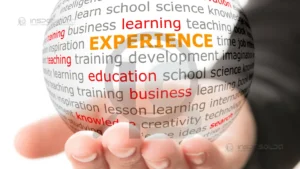 Mão segurando uma lente com a palavra "EXPERTISE" em destaque, simbolizando a importância da experiência na escolha de consultores especializados em análise de falhas.