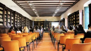 Sala de treinamento vazia, simbolizando a falta de capacitação técnica para soldados na indústria.