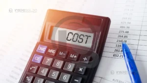 Calculadora com a palavra "COST" destacada, representando os altos custos do retrabalho na soldagem industrial.