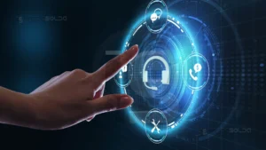 Mão interagindo com uma interface digital futurista, representando agilidade e suporte técnico avançado, essenciais para consultorias em análise de falha de transação.