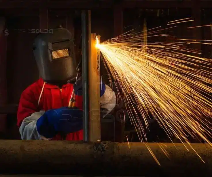 Faíscas durante soldagem industrial com foco em segurança