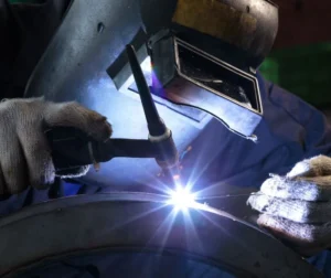 Consultoria em Engenharia para Processo de Soldagem 3 Consultor técnico da Inspesolda orientando processo de soldagem industrial.