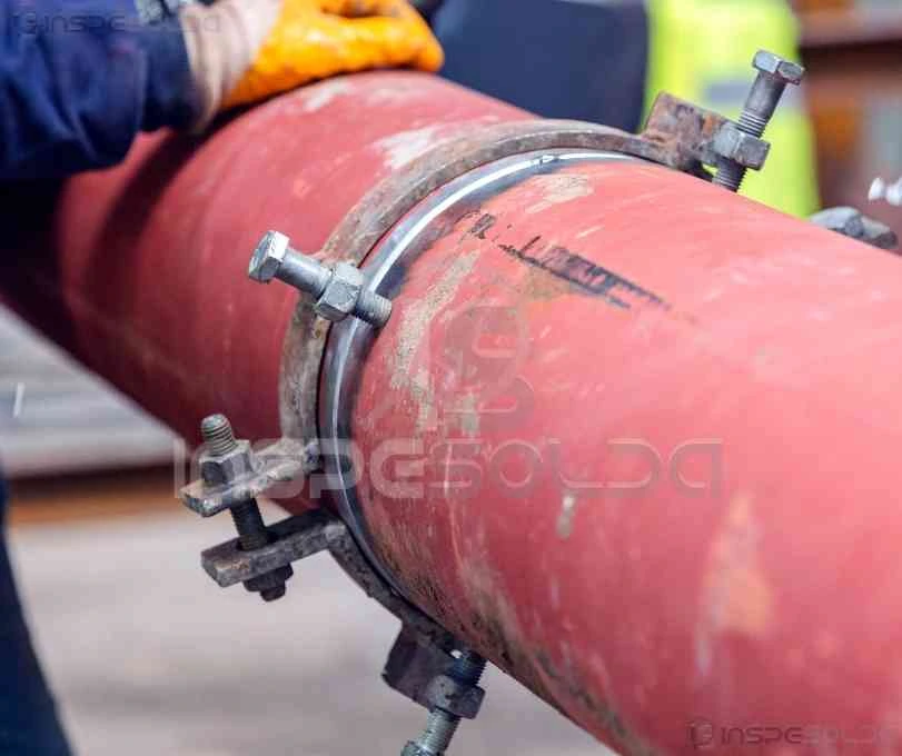 Imagem de um tubo com um dispositivo de fixação metálico posicionado para garantir estabilidade durante a soldagem.