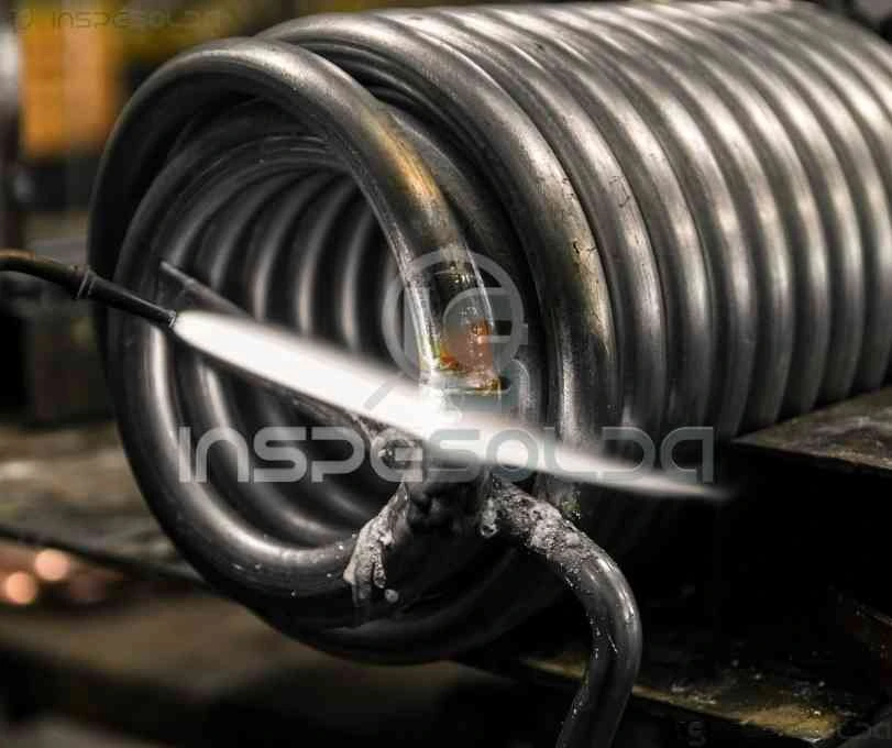 Brasagem (brazing) 3 Processo de brasagem, onde uma liga de adição é aplicada entre duas peças metálicas aquecidas, unindo-as sem fundir os metais-base — técnica ideal para componentes sensíveis e montagens de alta precisão.