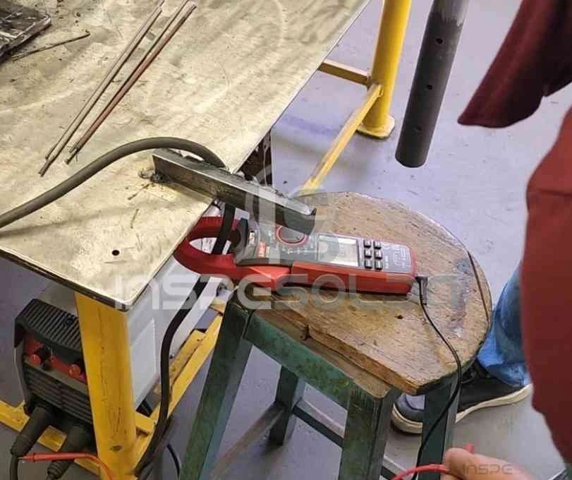 Imagem mostrando o arco elétrico durante a soldagem, com foco no cordão de solda em formação.