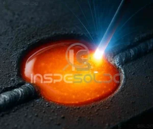 Imagem de uma poça de fusão incandescente durante o processo de soldagem, simbolizando o momento crítico de união dos metais.