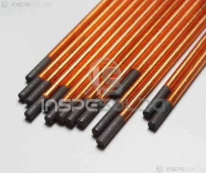 Eletrodo de carvão (carbon electrode) 3 Imagem de vários eletrodos de carvão com ponta metálica, organizados em fileiras sobre superfície clara.