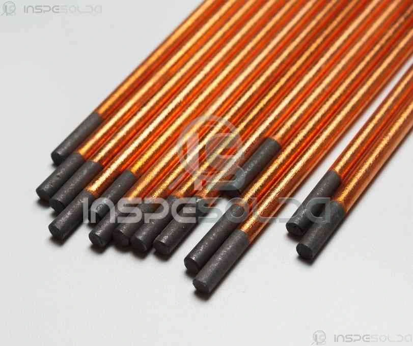 Eletrodo de carvão (carbon electrode) 2 Imagem de vários eletrodos de carvão com ponta metálica, organizados em fileiras sobre superfície clara.