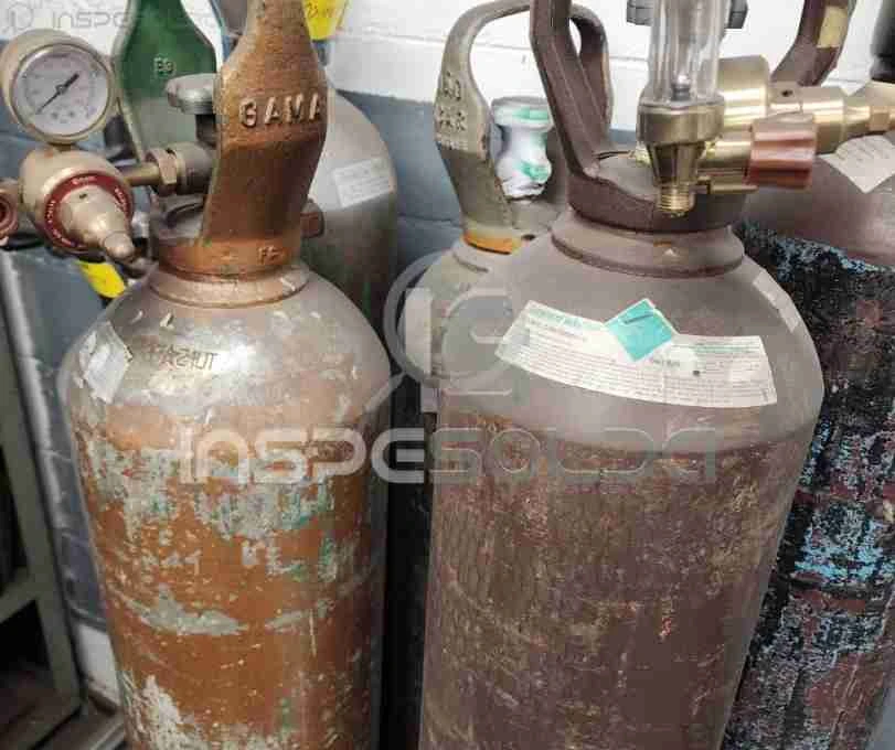 Cilindros de gás utilizados na proteção da raiz da solda durante processos de soldagem.