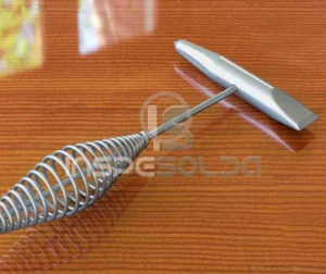 Imagem mostrando o processo de martelamento da solda, com ferramenta posicionada sobre o cordão de solda.