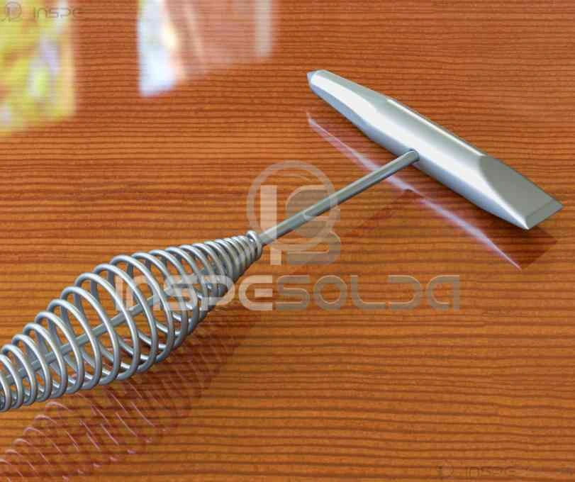 Imagem mostrando o processo de martelamento da solda, com ferramenta posicionada sobre o cordão de solda.