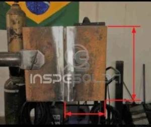 Material de Base (base material) 3 Imagem de diferentes materiais metálicos dispostos em bancada de oficina, com destaque para tubos e chapas, representando materiais de base na soldagem.
