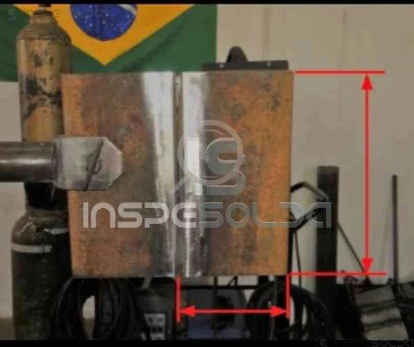 Material de Base (base material) 2 Imagem de diferentes materiais metálicos dispostos em bancada de oficina, com destaque para tubos e chapas, representando materiais de base na soldagem.
