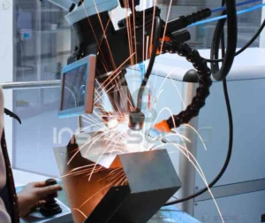 Imagem de um operador de soldagem realizando um processo automatizado com controle preciso, demonstrando habilidade técnica.