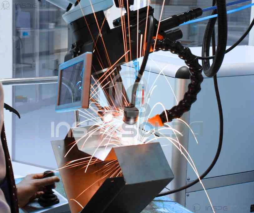 Imagem de um operador de soldagem realizando um processo automatizado com controle preciso, demonstrando habilidade técnica.
