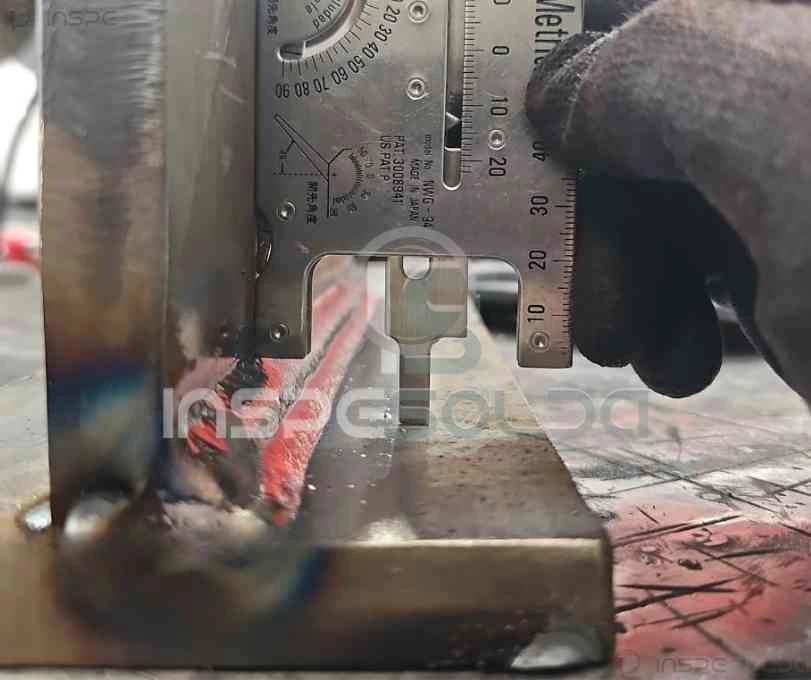 Imagem de soldagem mostrando um filete com destaque para a perna da solda, usada para ilustrar a importância estrutural e a precisão na execução do cordão.