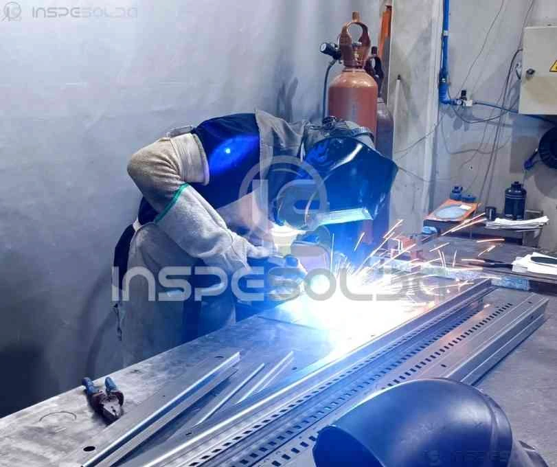 Soldador operando em ambiente controlado, evidenciando a preparação e os cuidados do processo de soldagem.