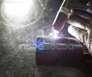 Solda Autógena (autogenous weld) 3 Imagem de soldagem autógena com arco elétrico visível, mostrando a união direta entre duas peças metálicas sem adição de material.