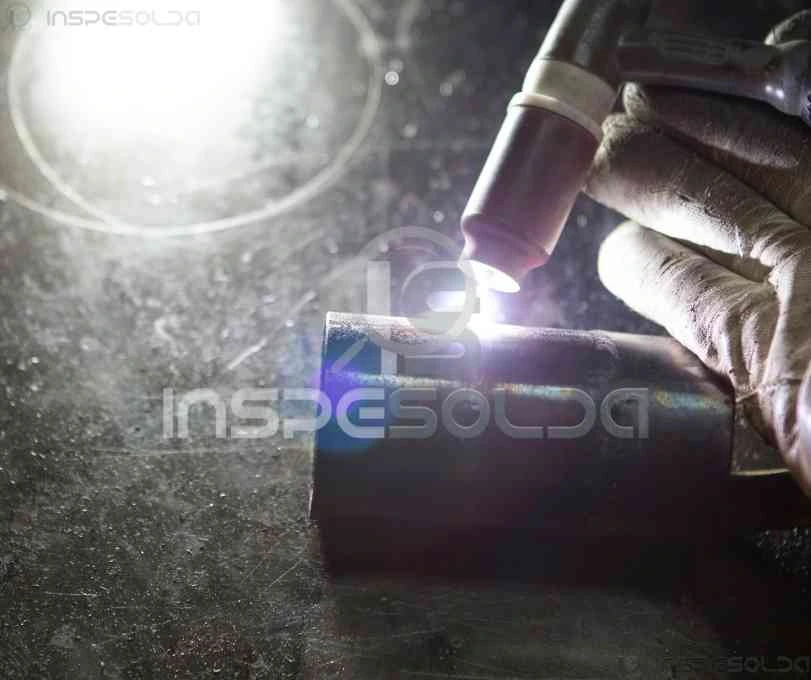 Solda Autógena (autogenous weld) 2 Imagem de soldagem autógena com arco elétrico visível, mostrando a união direta entre duas peças metálicas sem adição de material.