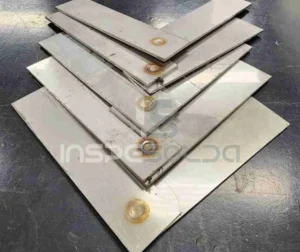 Soldador em ação, utilizando máscara de proteção enquanto realiza um cordão de solda com precisão.