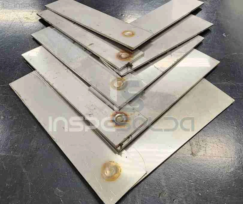 Soldador em ação, utilizando máscara de proteção enquanto realiza um cordão de solda com precisão.