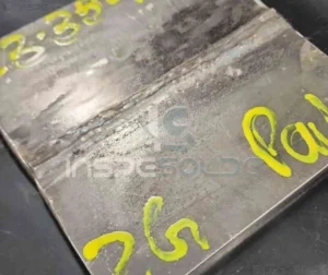 Solda de Topo (butt weld) 3 Imagem de duas chapas metálicas preparadas para solda de topo, com marcações em amarelo indicando pontos de inspeção ou referência.